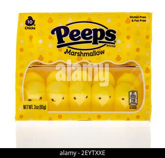 Winneconne, WI - 3 mars 2021 : un paquet de poussins Peeps sur un fond isolé. Banque D'Images