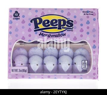 Winneconne, WI - 4 mars 2021 : un paquet de poussins Peeps sur un fond isolé. Banque D'Images