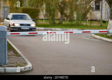 Portail de stationnement, système de barrière automatique pour la sécurité du parking. Grille de rampe rouge blanc. Banque D'Images