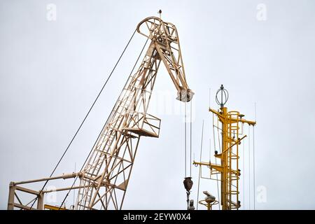 Grue massive dans le port. Grue à quai pour charge lourde dans le port maritime, cour pour conteneurs de cargaison, terminal pour navires-conteneurs. Affaires et commerce, logistique. Po Banque D'Images