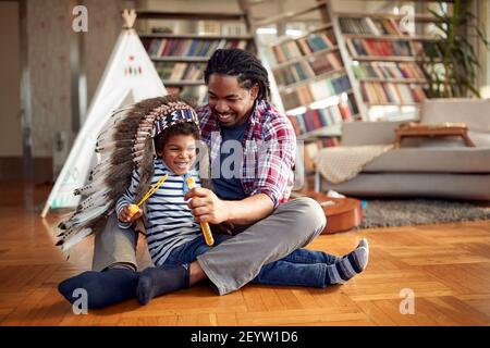 Un père et un fils heureux qui s'amusent tout en faisant des bulles de savon dans une atmosphère détendue à la maison. Famille, ensemble, amour, temps de jeu Banque D'Images