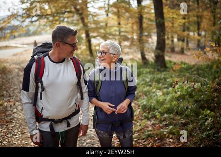 Couple senior marchant en automne dans la nature Banque D'Images