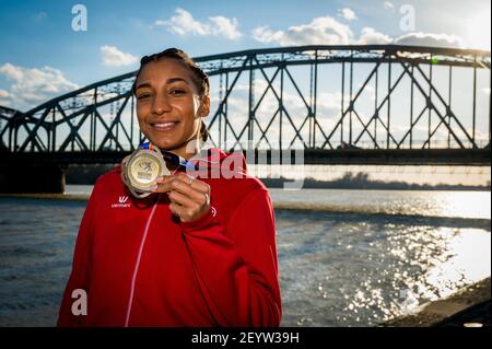 Le belge Nafissatou Nafi Thiam montre sa médaille d'or pendant un Séance photo après l'événement de pentathlon féminin d'hier à l'European Athletics Champ intérieur Banque D'Images