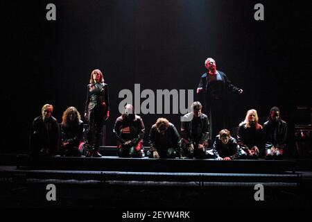 Kathleen Broderick (Brunnhilde), Robert Hayward (Wotan) avec les sœurs guerriers Valkyrie dans un concert de la VALKYRIE par Wagner à l'Opéra National Anglais (ENO), London Coliseum 24/01/2002 chef d'orchestre: Paul Daniel traduction: Jeremy Sams costume design: Zeb Lalljee éclairage: Marian Staal mise en scène dirigée par Michael Walling Banque D'Images