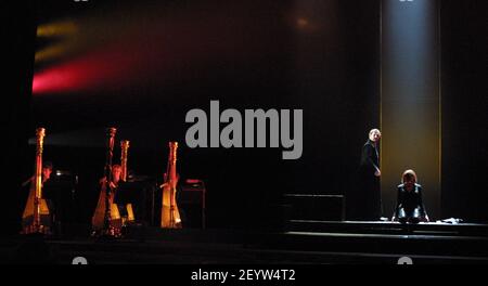 Robert Hayward (Wotan), Kathleen Broderick (Brunnhilde) avec des harpes sur scène dans un concert de LA VALKYRIE par Wagner à l'Opéra national anglais (ENO), London Coliseum 24/01/2002 chef d'orchestre: Paul Daniel traduction: Jeremy Sams costume design: Zeb Lalljee éclairage: Marian Staal mise en scène dirigée par Michael Walling Banque D'Images