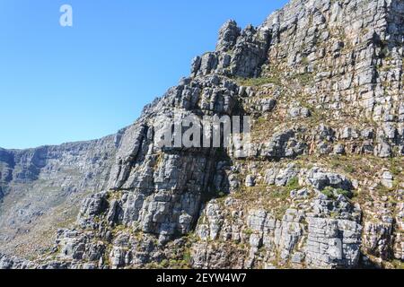 Monter jusqu'à la montagne de la Table sur le téléphérique, en regardant la cabine vers le côté de la montagne avec vue sur la falaise, le Cap, Afrique du Sud Banque D'Images