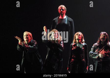 l-r: Valerie Reid (Grimwerde), Julia Melinek (Gerhilde), Robert Hayward (Wotan), Kathleen Broderick (Brunnhilde), Claire Weston (Ortlinde) dans un concert de THÉÂTRE de LA VALKYRIE de Wagner à l'Opéra national anglais (ENO), London Coliseum 24/01/2002 chef: Paul Daniel Zejams Design: Mise en scène Marian Staal dirigée par Michael Walling Banque D'Images