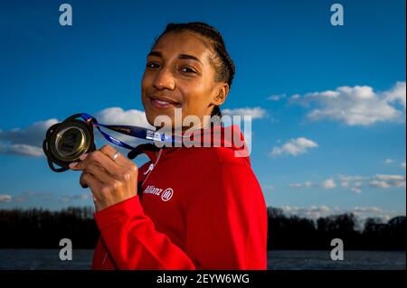 Le belge Nafissatou Nafi Thiam montre sa médaille d'or pendant un Séance photo après l'événement de pentathlon féminin d'hier à l'European Athletics Champ intérieur Banque D'Images