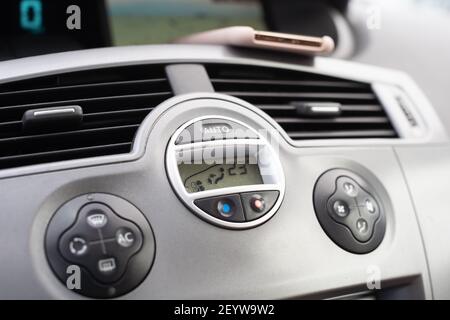 Vue rapprochée du panneau de commande de chauffage et de climatisation dans une voiture de tourisme. Banque D'Images