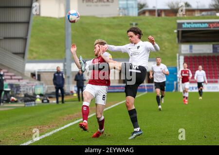 NORTHAMPTON, ANGLETERRE. 6 MARS. Ryan Watson de Northampton Town est défié par Rasmus Nicolaisen de Portsmouth lors de la première moitié du match de la Sky Bet League 1 entre Northampton Town et Portsmouth au PTS Academy Stadium, à Northampton, le samedi 6 mars 2021. (Credit: John Cripps | MI News) Credit: MI News & Sport /Alay Live News Banque D'Images