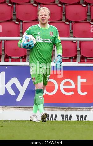 NORTHAMPTON, ANGLETERRE. 6 MARS. Jonathan Mitchell, gardien de la ville de Northampton, lors de la première moitié du match de la Sky Bet League 1 entre Northampton Town et Portsmouth au PTS Academy Stadium, Northampton, le samedi 6 mars 2021. (Credit: John Cripps | MI News) Credit: MI News & Sport /Alay Live News Banque D'Images