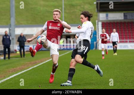 NORTHAMPTON, ANGLETERRE. 6 MARS. Ryan Watson de Northampton Town est défié par Rasmus Nicolaisen de Portsmouth lors de la première moitié du match de la Sky Bet League 1 entre Northampton Town et Portsmouth au PTS Academy Stadium, à Northampton, le samedi 6 mars 2021. (Credit: John Cripps | MI News) Credit: MI News & Sport /Alay Live News Banque D'Images