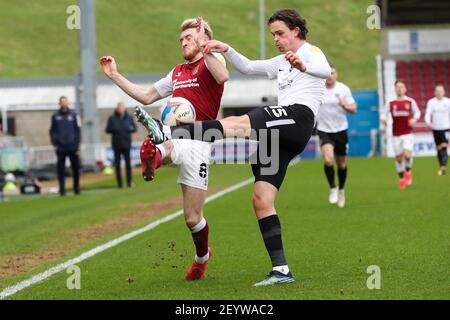 NORTHAMPTON, ANGLETERRE. 6 MARS. Ryan Watson de Northampton Town est défié par Rasmus Nicolaisen de Portsmouth lors de la première moitié du match de la Sky Bet League 1 entre Northampton Town et Portsmouth au PTS Academy Stadium, à Northampton, le samedi 6 mars 2021. (Credit: John Cripps | MI News) Credit: MI News & Sport /Alay Live News Banque D'Images