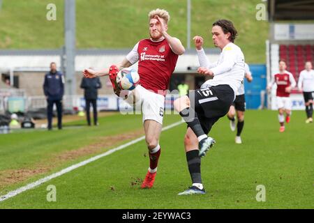 NORTHAMPTON, ANGLETERRE. 6 MARS. Ryan Watson de Northampton Town est défié par Rasmus Nicolaisen de Portsmouth lors de la première moitié du match de la Sky Bet League 1 entre Northampton Town et Portsmouth au PTS Academy Stadium, à Northampton, le samedi 6 mars 2021. (Credit: John Cripps | MI News) Credit: MI News & Sport /Alay Live News Banque D'Images