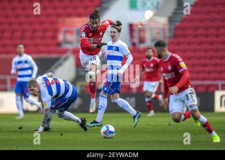 Bristol, Royaume-Uni. 06e mars 2021. Kasey Palmer #45 de Bristol City passe devant Jordy de Wijs #5 de Queens Park Rangers et dépose le ballon à Nahki Wells #21 de Bristol City à Bristol, Royaume-Uni le 3/6/2021. (Photo de Gareth Dalley/News Images/Sipa USA) Credit: SIPA USA/Alay Live News Banque D'Images