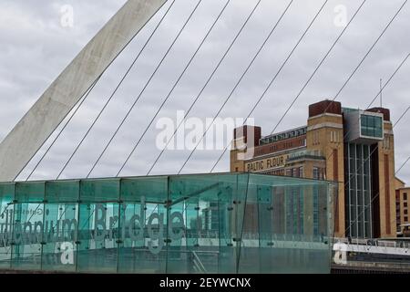 L'ancien moulin à farine de la Baltique se trouve du côté de Gateshead de la rivière Tyne et est maintenant un centre d'art contemporain Banque D'Images