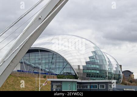 L'architecture moderne du Sage Gateshead se dresse en direction de Newcastle, sur le côté sud de la rivière Tyne, dans le nord-est de l'Angleterre. Banque D'Images