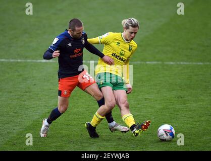 Todd Cantwell (à droite) de Norwich City et Jordan Clark (à gauche) de Luton Town se battent pour le ballon lors du match de championnat Sky Bet à Carrow Road, Norwich. Date de la photo: Samedi 6 mars 2021. Banque D'Images