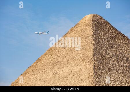 Vue d'un avion passant derrière la Pyramide de Khufu, plateau de Giza, le Grand Caire, Egypte Banque D'Images