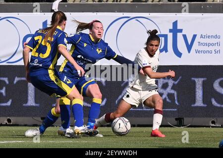 Stade Sinergy, Vérone, Italie, 06 mars 2021, Elisa Bartoli (Roma) et Irene Santi (Vérone) pendant Hellas Verona femmes vs AS Roma, football italien Serie A Women Match - photo Alessio Tarpini / LM Banque D'Images