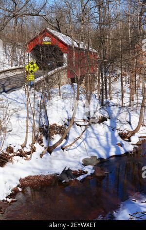 BUCKS COUNTY, PA –21 FÉVRIER 2021- vue d'hiver sur le pont couvert de Frankenfield, un pont couvert en bois historique rouge à point Pleasant, Bucks County, P Banque D'Images