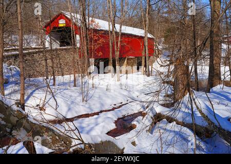 BUCKS COUNTY, PA –21 FÉVRIER 2021- vue d'hiver sur le pont couvert de Frankenfield, un pont couvert en bois historique rouge à point Pleasant, Bucks County, P Banque D'Images