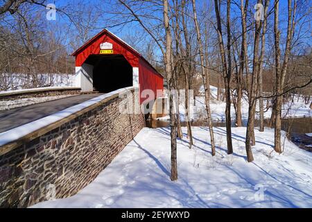 BUCKS COUNTY, PA –21 FÉVRIER 2021- vue d'hiver sur le pont couvert de Frankenfield, un pont couvert en bois historique rouge à point Pleasant, Bucks County, P Banque D'Images