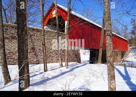 BUCKS COUNTY, PA –21 FÉVRIER 2021- vue d'hiver sur le pont couvert de Frankenfield, un pont couvert en bois historique rouge à point Pleasant, Bucks County, P Banque D'Images