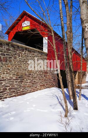 BUCKS COUNTY, PA –21 FÉVRIER 2021- vue d'hiver sur le pont couvert de Frankenfield, un pont couvert en bois historique rouge à point Pleasant, Bucks County, P Banque D'Images