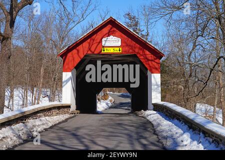 BUCKS COUNTY, PA –21 FÉVRIER 2021- vue d'hiver sur le pont couvert de Frankenfield, un pont couvert en bois historique rouge à point Pleasant, Bucks County, P Banque D'Images