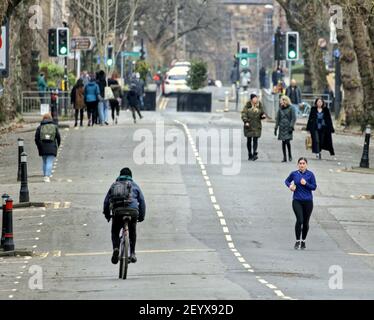 Glasgow, Écosse, Royaume-Uni. 6 mars 2021, LockDown Saturday a vu la dystopie croissante comme un centre-ville vide est devenu un refuge pour les graffitis et le vandalisme avec plus de personnes marchant seul que jamais Kelvin Way a été fermé à la circulation depuis le début de la pandémie et une pétition a été levée pour garder le chemin avec le le conseil était un bon ateachmennt au parc kelvingrove juste à côté. Crédit Gerard Ferry/Alay Live News Banque D'Images