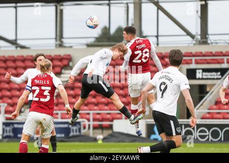 NORTHAMPTON, ANGLETERRE. 6 MARS. Le Lloyd Jones de Northampton Town se dirige vers le ciel lors de la deuxième partie du match Sky Bet League 1 entre Northampton Town et Portsmouth au PTS Academy Stadium, Northampton, le samedi 6 mars 2021. (Credit: John Cripps | MI News) Credit: MI News & Sport /Alay Live News Banque D'Images