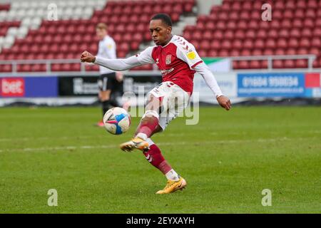 NORTHAMPTON, ANGLETERRE. 6 MARS. Le Mickel Miller de Northampton Town libère le ballon lors de la deuxième partie du match Sky Bet League 1 entre Northampton Town et Portsmouth au PTS Academy Stadium, Northampton, le samedi 6 mars 2021. (Credit: John Cripps | MI News) Credit: MI News & Sport /Alay Live News Banque D'Images