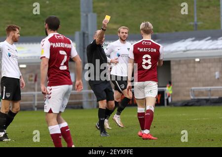 NORTHAMPTON, ANGLETERRE. 6 MARS. L'arbitre Andy Haynes présente une carte jaune à Ryan Watson de Northampton Town lors de la deuxième partie du match Sky Bet League 1 entre Northampton Town et Portsmouth au PTS Academy Stadium, Northampton, le samedi 6 mars 2021. (Credit: John Cripps | MI News) Credit: MI News & Sport /Alay Live News Banque D'Images