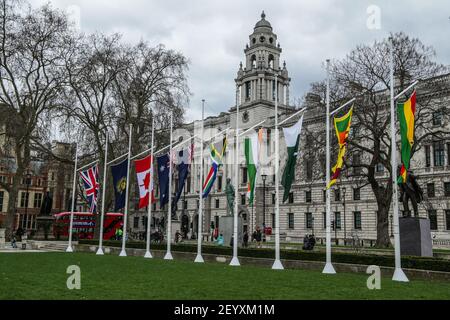 Londres Royaume-Uni 06 mars 2021, le jour du Commonwealth (anciennement le jour de l'Empire) est la célébration annuelle du Commonwealth des Nations, souvent tenue le deuxième lundi de mars.drapeaux nationaux sur la place du Parlement à Londres aujourd'hui avant le jour du Commonwealth.se tenant le 8 mars, Paul Quezada-Neiman, Alay Live News Banque D'Images