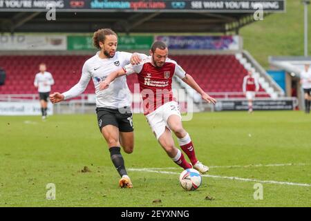 NORTHAMPTON, ANGLETERRE. 6 MARS. Michael Harriman de Northampton Town est défié par Rasmus Nicolaisen de Portsmouth lors de la deuxième partie du match Sky Bet League 1 entre Northampton Town et Portsmouth au PTS Academy Stadium, à Northampton, le samedi 6 mars 2021. (Credit: John Cripps | MI News) Credit: MI News & Sport /Alay Live News Banque D'Images