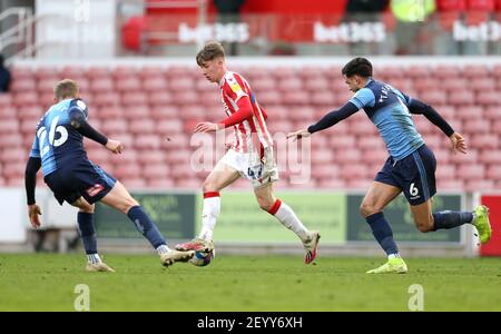 Jack Clarke (au centre) de Stoke City combat le ballon avec Jason McCarthy (à gauche) de Wycombe Wanderers et Ryan Tafazolli lors du match de championnat Sky Bet au stade bet365, Stoke-on-Trent. Date de la photo: Samedi 6 mars 2021. Banque D'Images