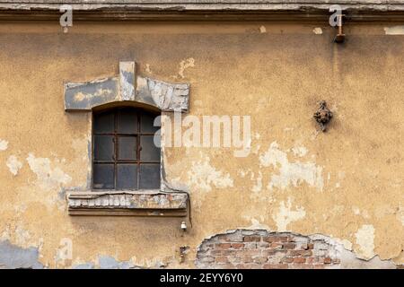 Une fenêtre d'une ancienne usine abandonnée à Sofia, la capitale de la Bulgarie. Banque D'Images