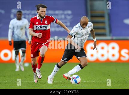 Liberty Stadium, Swansea, Glamorgan, Royaume-Uni. 6 mars 2021. Championnat de football de la Ligue anglaise de football, Swansea City versus Middlesbrough ; Andre Ayew de Swansea City contrôle le ballon sous la pression de Jonny Howson de Middlebrough FC Credit: Action plus Sports/Alay Live News Banque D'Images