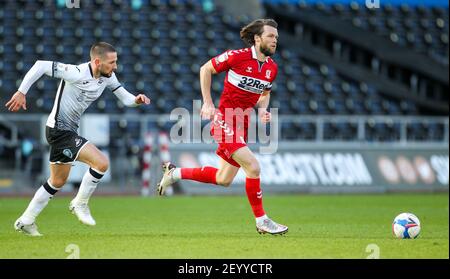 Liberty Stadium, Swansea, Glamorgan, Royaume-Uni. 6 mars 2021. Championnat de football de la Ligue anglaise de football, Swansea City versus Middlesbrough ; Jonny Howson de Middlebrough FC contrôle le ballon sous la pression de Conor Hourihane de Swansea City Credit: Action plus Sports/Alay Live News Banque D'Images