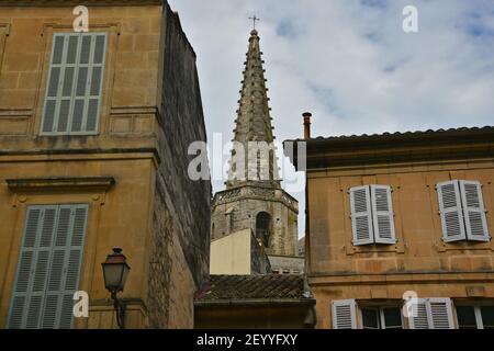 Vue sur les vieilles maisons provençales et le clocher Saint-Martin dans le centre historique de Saint-Rémy-de-Provence. Banque D'Images