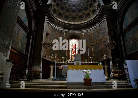 Vue intérieure de l'autel Saint Martin, église néo-classique de Saint-Rémy-de-Provence dans les Bouches-du-Rhône Provence-Alpes-Côte d'Azur, France. Banque D'Images