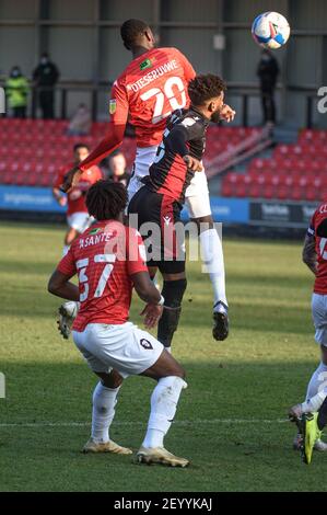 SALFORD, ANGLETERRE. 6 MARS : Mani Dieseruvwe de Salford City FC bat tout le monde au ballon lors du match de Sky Bet League 2 entre Salford City et Scunthorpe United à Moor Lane, Salford, le samedi 6 mars 2021. (Credit: Ian Charles | MI News) Credit: MI News & Sport /Alay Live News Banque D'Images