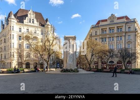 Un mémorial art déco aux victimes hongroises de la terreur rouge sur le tere Vertanuk à Budapest Banque D'Images