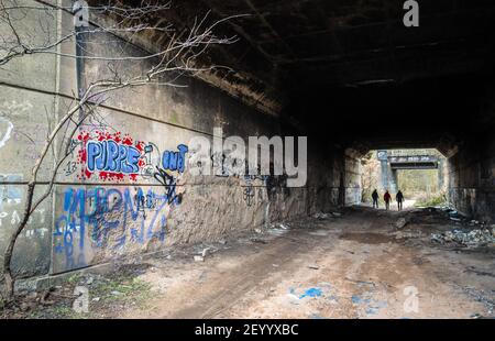 Graffiti mural et pourboire à l'intérieur d'un tunnel routier abandonné. Banque D'Images