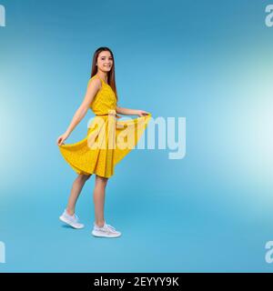 Femme de beauté. Le modèle féminin porte un design élégant, une robe aux couleurs vives. Style estival décontracté pour la réunion, la marche, la fête. Brunette à poil long Banque D'Images