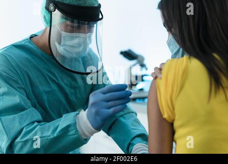 Travailleur médical qui fait l'injection de vaccin à la patiente pour prévenir Et arrêter l'épidémie de virus corona - médecine de soins de santé et de guérison contre covid19 Banque D'Images