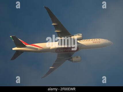 Londres, Royaume-Uni. 6 mars 2021. Un vol Emirates Boeing 777 SkyCargo quitte Londres Heathrow en fin d'après-midi, en plein soleil, en route vers Dubaï. Les vols de fret aérien sont demeurés relativement résistants pendant la pandémie du coronavirus, alors que le trafic passagers a chuté. Crédit : Malcolm Park/Alay Live News. Banque D'Images