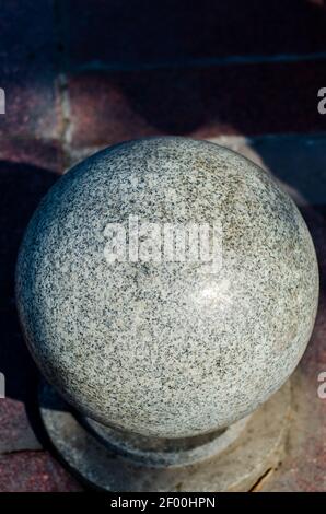 Une énorme boule en céramique utilisée comme séparateur sur la route Banque D'Images