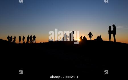 Munich, Allemagne. 06e mars 2021. Les gens visitent la colline olympique au coucher du soleil. Credit: Tobias Hase/dpa/Alay Live News Banque D'Images